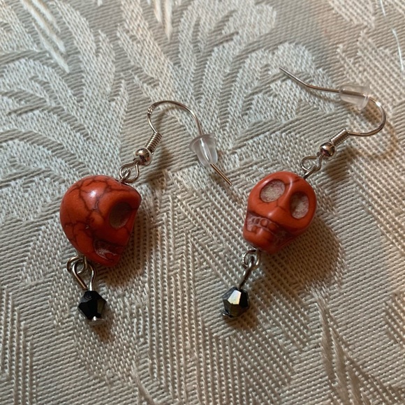 Skull earrings on Sterling Silver Hooks, decorative pouch included - Picture 3 of 9